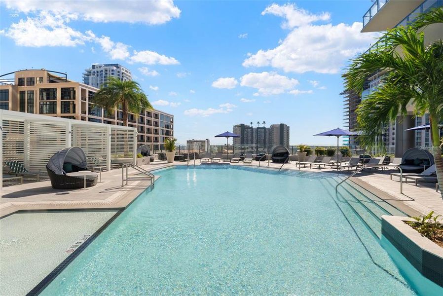 Condo located in St. Petersburg, FL showcasing its design and architecture (Image 20).