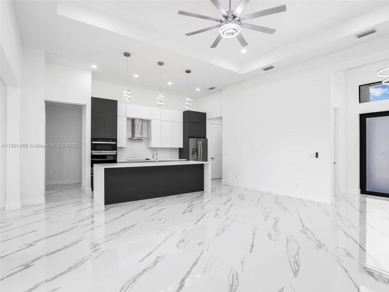 Spacious, unfurnished interior of a new home in , Cape Coral (Image 20).