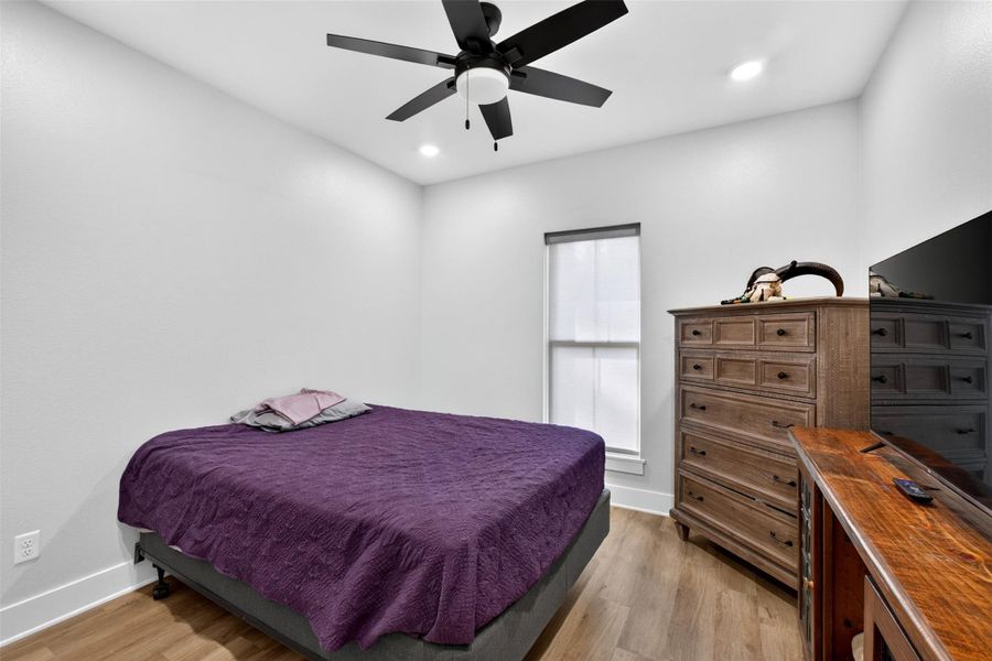 Furnished interior view inside a new home in , Kilgore (Image 39).
