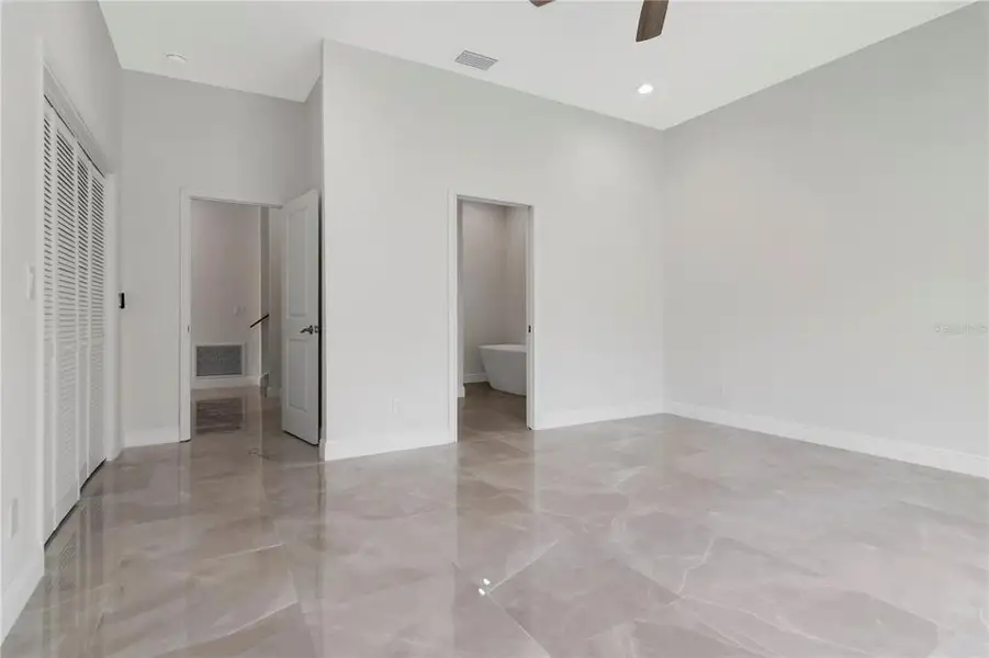 Spacious, unfurnished interior of a new home in , Tampa (Image 28).