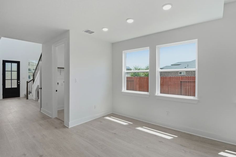 Spacious, unfurnished interior of a new home in Stillwater Ranch, San Antonio (Image 18).