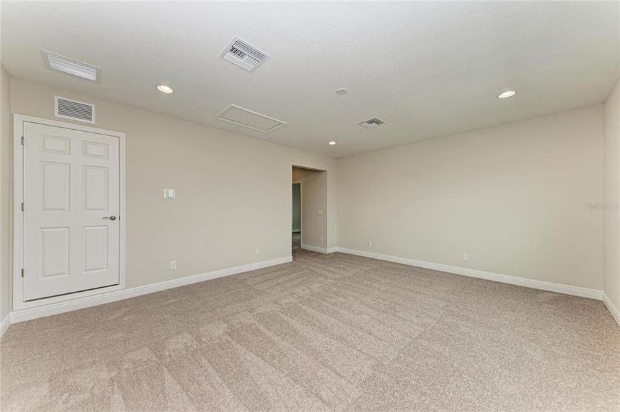 Spacious, unfurnished interior of a new home in Mirada, San Antonio (Image 34).