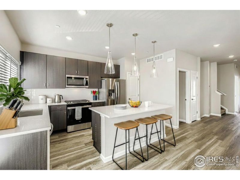 Functional and elegant kitchen (level 2) Functional and elegant kitchen (level 2)