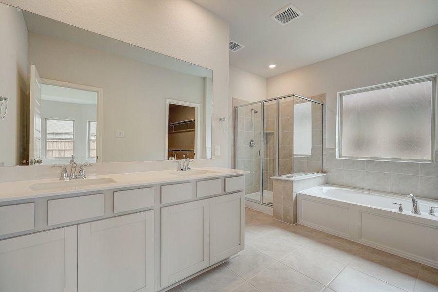 Primary suite bathroom in the Pearl floorplan at a Meritage Homes community.