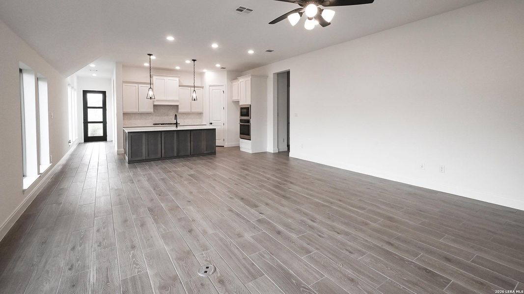 Spacious, unfurnished interior of a new home in Meadows of Mill Creek, Seguin (Image 20).