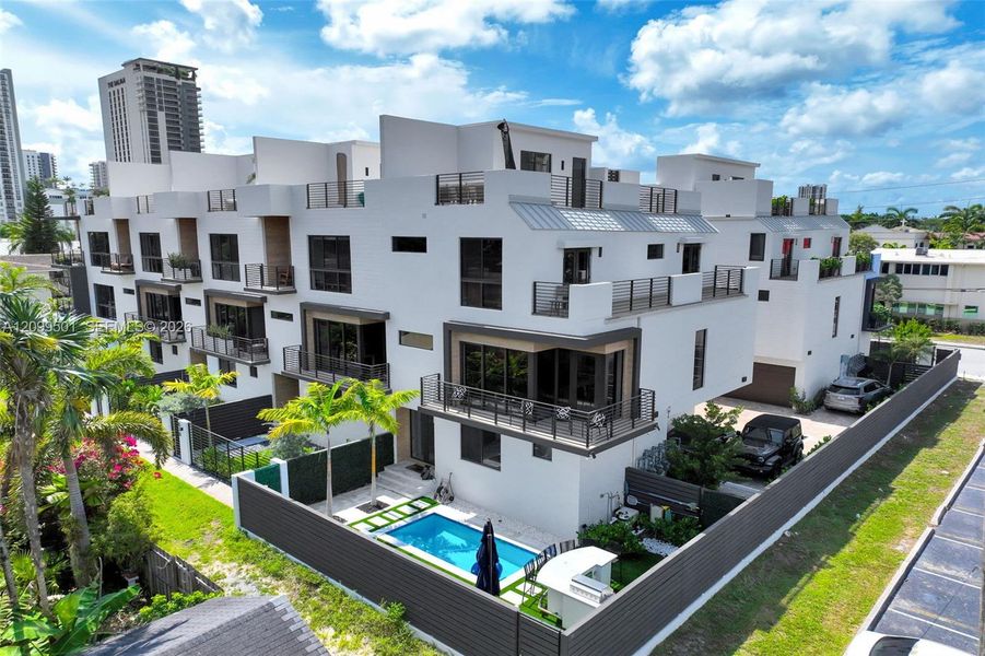 Condo located in Fort Lauderdale, FL showcasing its design and architecture (Image 4).