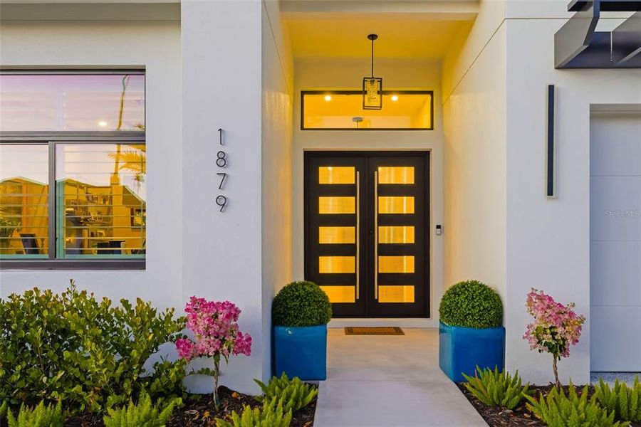 Exterior details and patio area of a home in , Sarasota (Image 4).