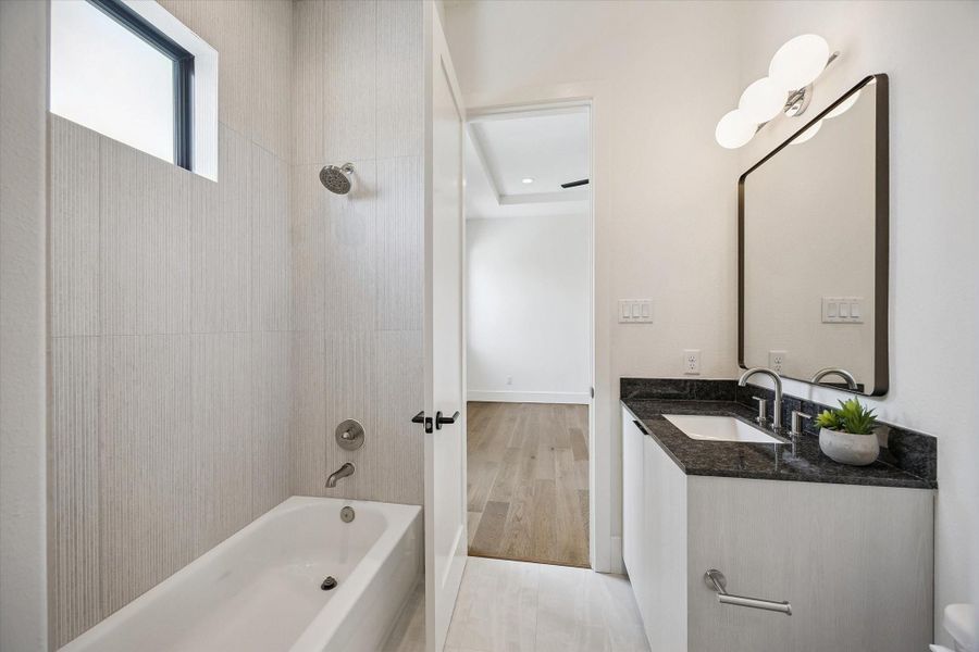 En-suite bath #3 has a shower/tub combo. En-suite bath #3 has a shower/tub combo.