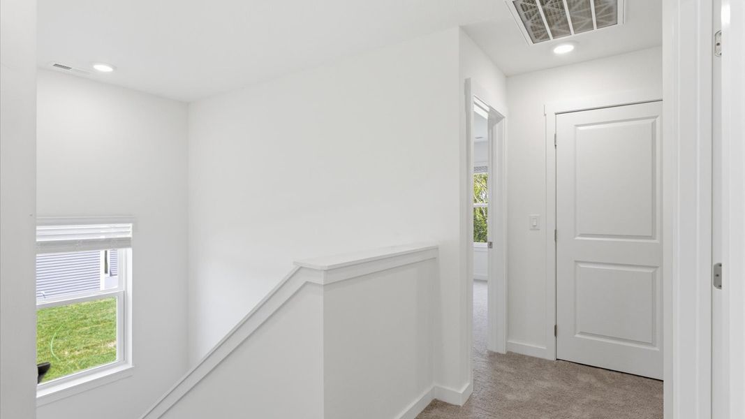 Spacious, unfurnished interior of a new home in Oak Hill, Vonore (Image 24).