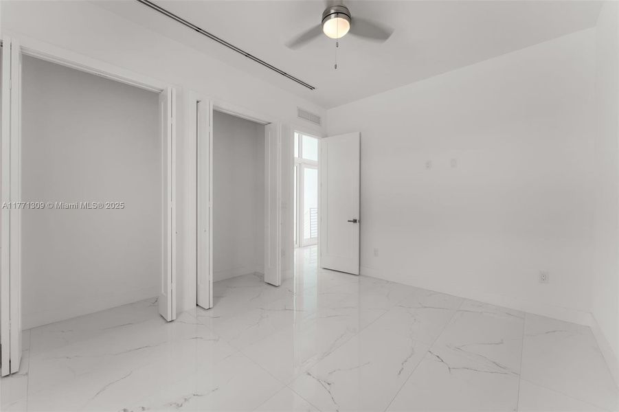 Spacious, unfurnished interior of a new home in , Key Largo (Image 45).
