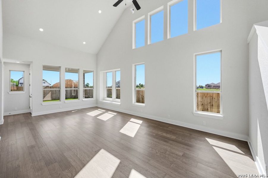 Spacious, unfurnished interior of a new home in Venado Crossing, Cibolo (Image 14).