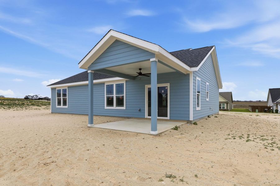 Exterior details and patio area of a home in Las Palomas Country Club Estates, La Vernia (Image 4).