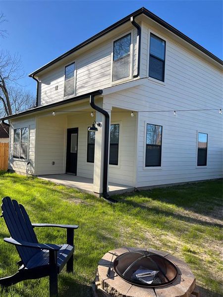 Exterior details and patio area of a home in , Corsicana (Image 3).