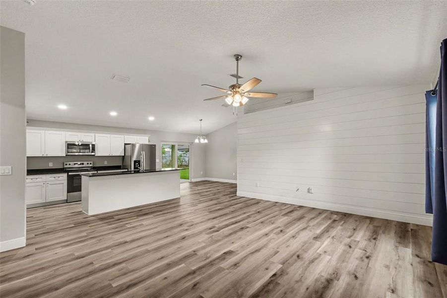 Spacious, unfurnished interior of a new home in , Citrus Springs (Image 20).