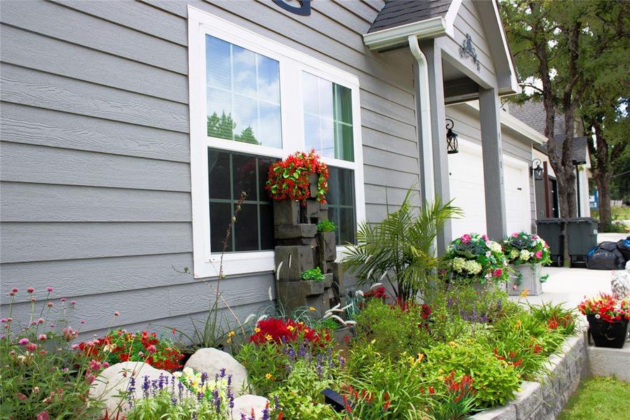 Exterior details and patio area of a home in , Granbury (Image 21).