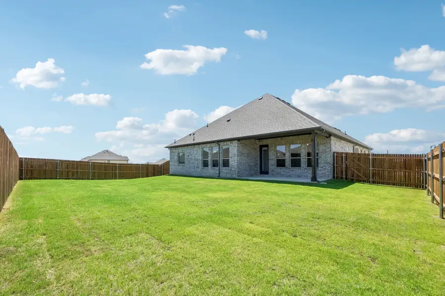 Exterior details and patio area of a home in Sheppard's Place, Waxahachie (Image 4).
