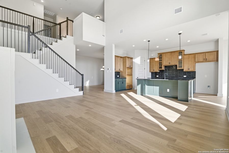 Spacious, unfurnished interior of a new home in Haby Hill 60s, San Antonio (Image 36).