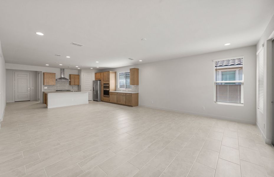 Spacious, unfurnished interior of a new home in Blossom Rock, Apache Junction (Image 17).