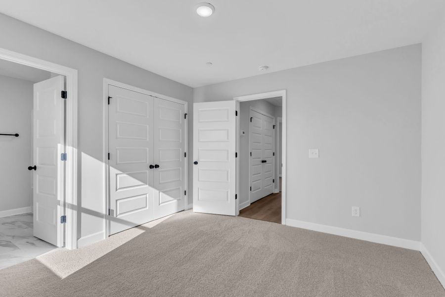 Spacious, unfurnished interior of a new home in Oxford Station, Gallatin (Image 25).