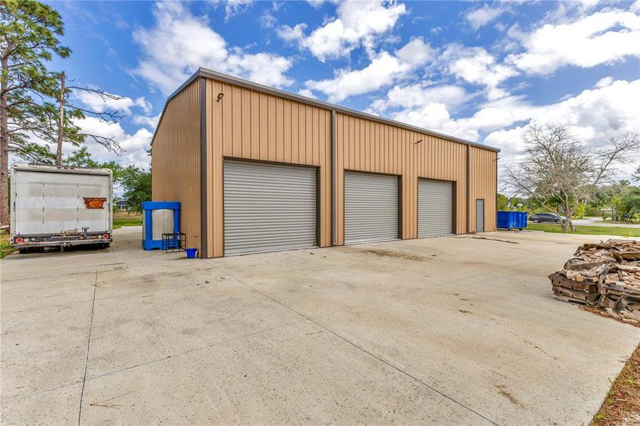 Exterior details and patio area of a home in , Orlando (Image 4).