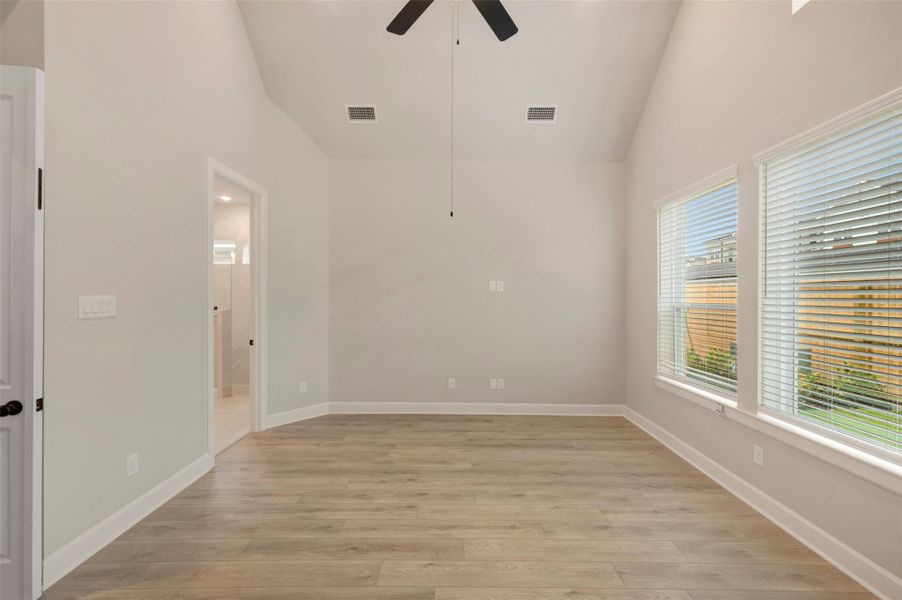 Spacious, unfurnished interior of a new home in Harvest Green - Reserve Collection, Richmond (Image 19).