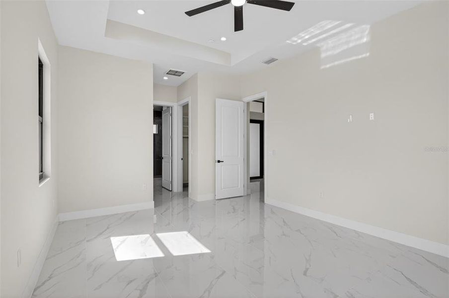 Spacious, unfurnished interior of a new home in , Cape Coral (Image 37).