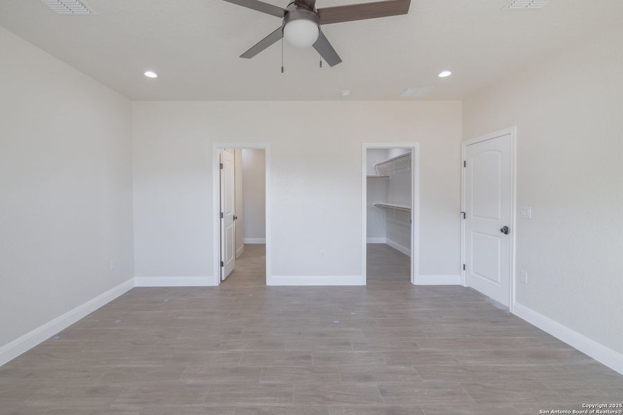 Spacious, unfurnished interior of a new home in , Poteet (Image 17).