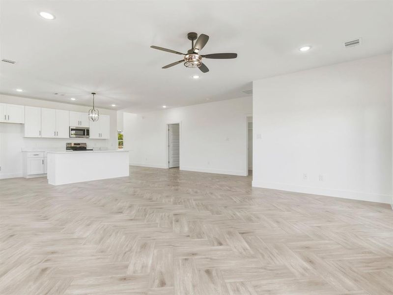 Spacious, unfurnished interior of a new home in , Granbury (Image 15).