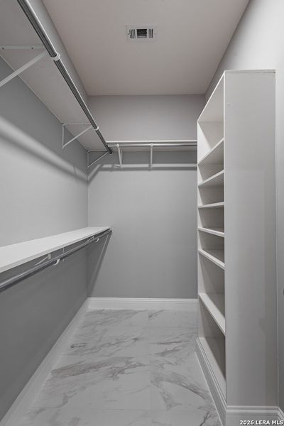 Spacious, unfurnished interior of a new home in , Eagle Pass (Image 31).