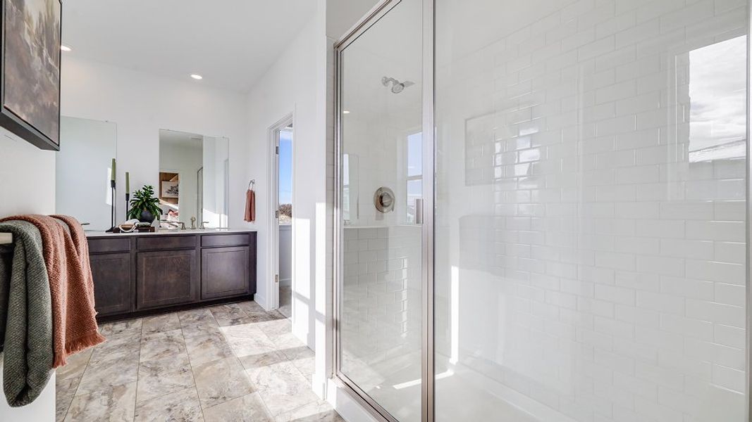 2581 Overlook Owners Bath 1of2 F3