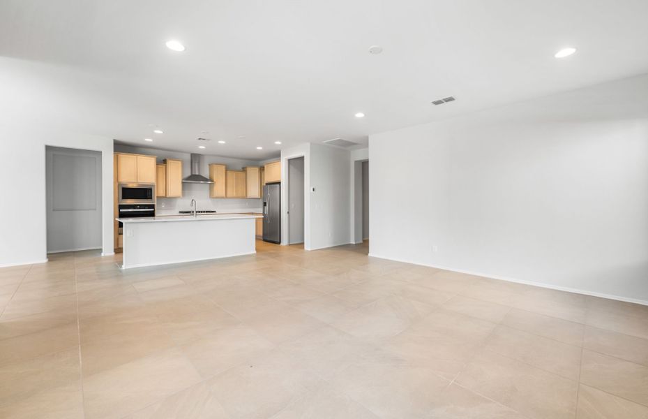 Spacious, unfurnished interior of a new home in Sun City Anthem at Merrill Ranch, Florence (Image 18).