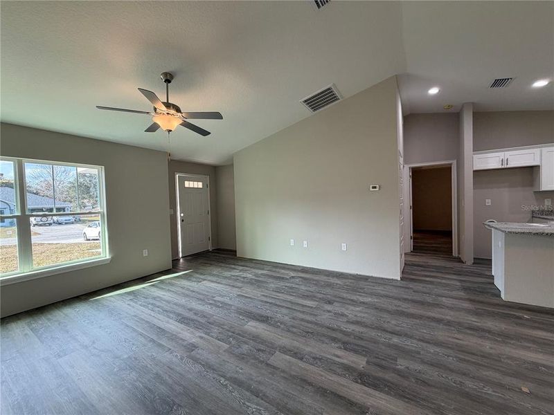 Spacious, unfurnished interior of a new home in , Citrus Springs (Image 12).