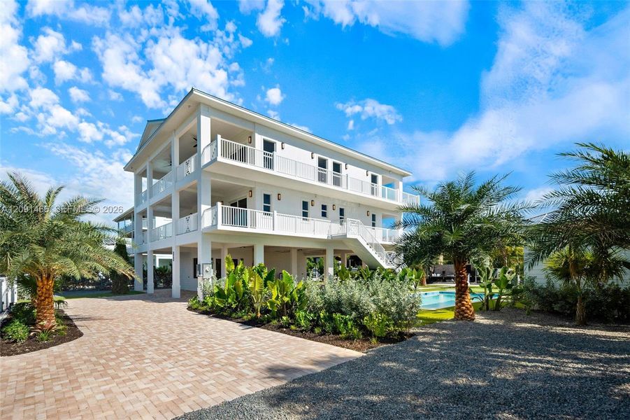 Condo located in Tavernier, FL showcasing its design and architecture (Image 4).