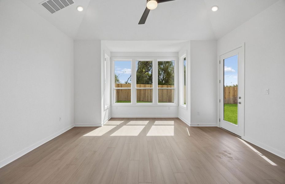 Spacious, unfurnished interior of a new home in Kuempel Farms, Pflugerville (Image 15).