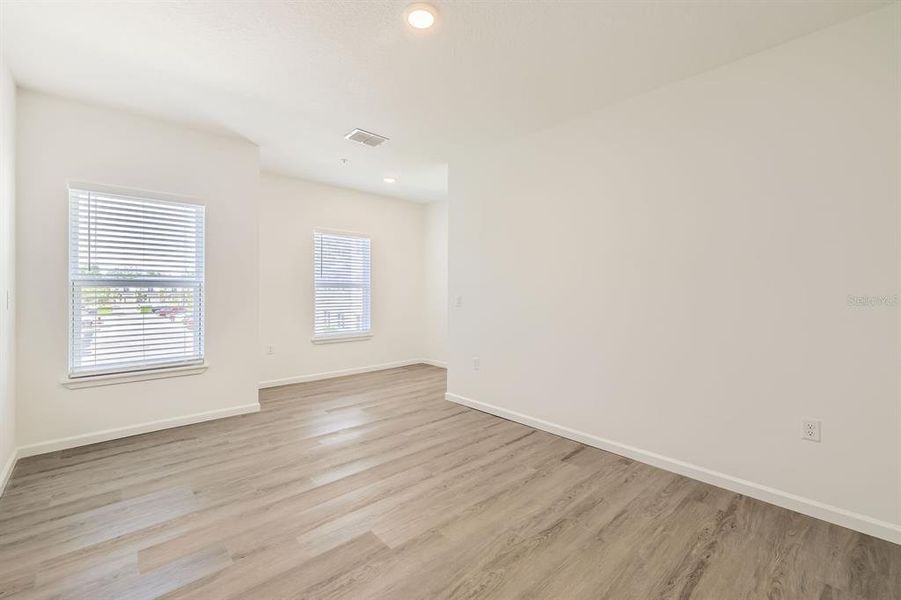 Spacious, unfurnished interior of a new home in , Orlando (Image 35).