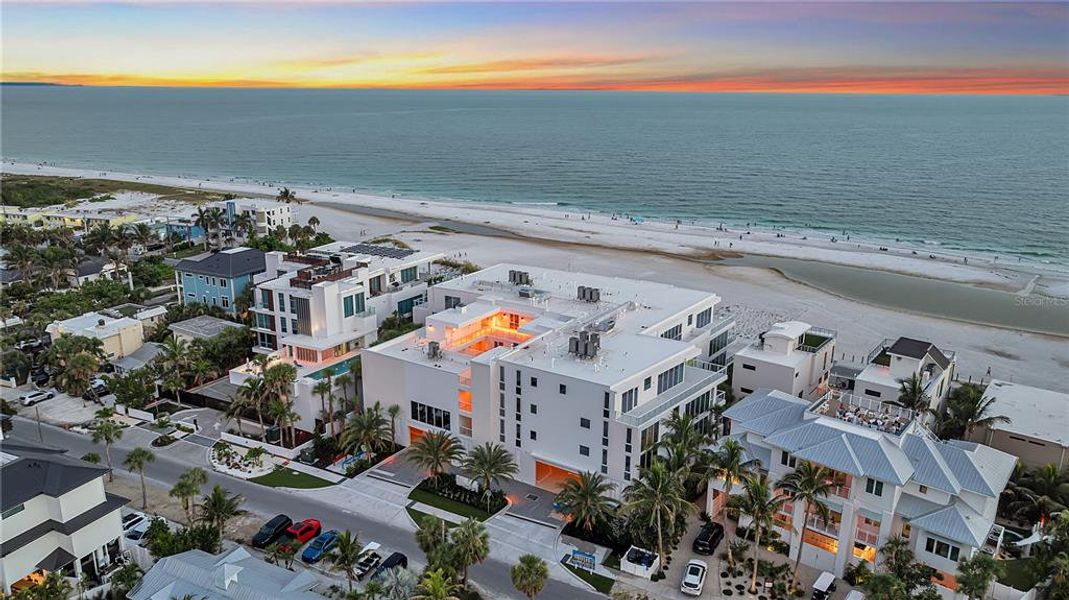 Condo located in Sarasota, FL showcasing its design and architecture (Image 4). Condo located in Sarasota, FL showcasing its design and architecture (Image 4).