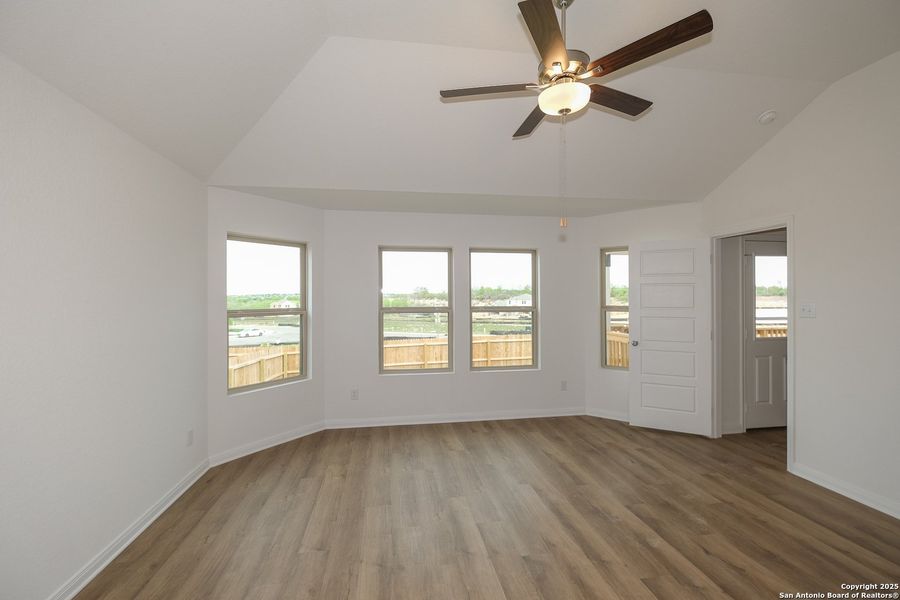 Spacious, unfurnished interior of a new home in Agave, San Antonio (Image 7).