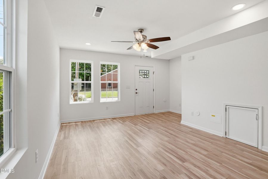 516 Singletary St SE-11
