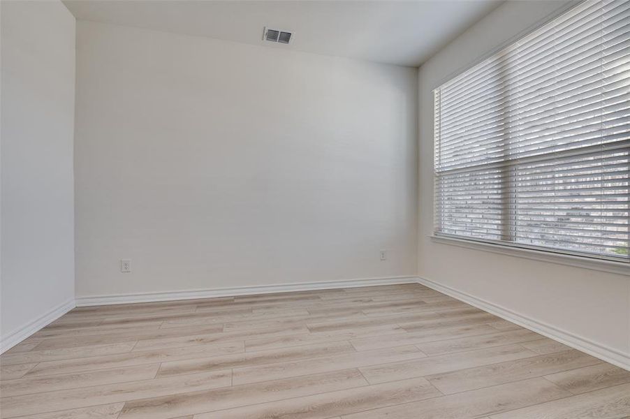 Spacious, unfurnished interior of a new home in Cottonwood Creek, Seagoville (Image 18).