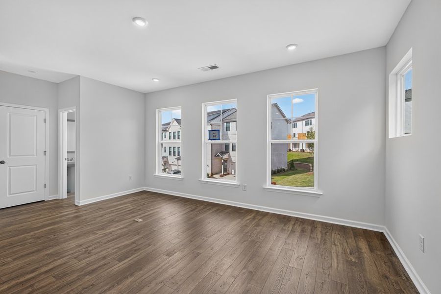 Spacious, unfurnished interior of a new home in Rosewood Farm, Lawrenceville (Image 20).