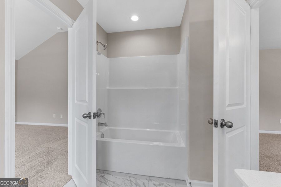 Spacious, unfurnished interior of a new home in Juliette Crossing, Forsyth (Image 51).