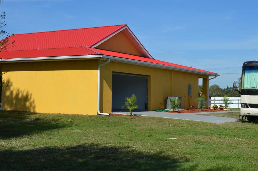 Exterior details and patio area of a home in , Clewiston (Image 29).