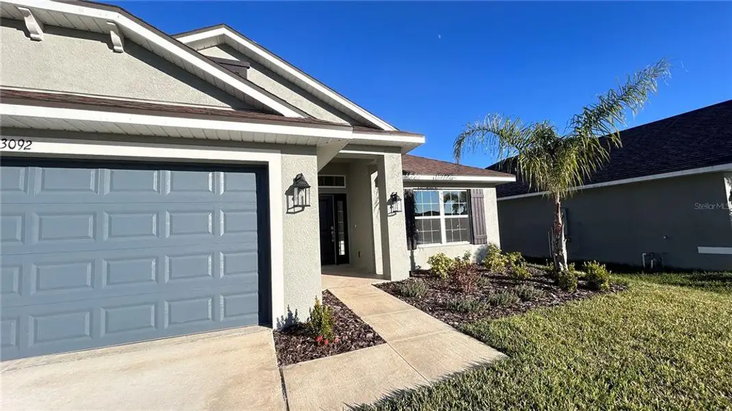 Exterior details and patio area of a home in Abbey Glen, Dade City (Image 2).