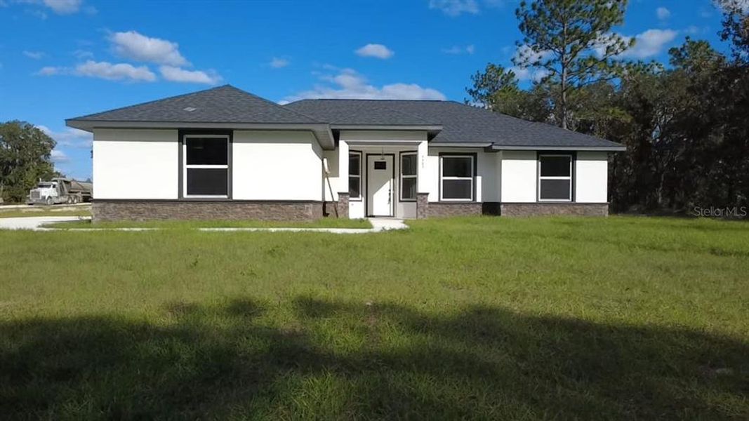 Exterior details and patio area of a home in , Dunnellon (Image 29).