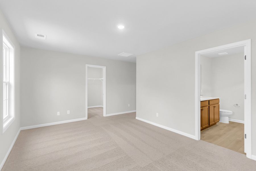 Spacious, unfurnished interior of a new home in Central Creek, Goose Creek (Image 28).