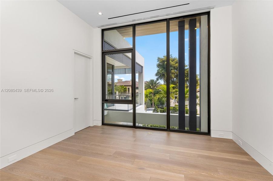 Spacious, unfurnished interior of a new home in , Fort Lauderdale (Image 20).