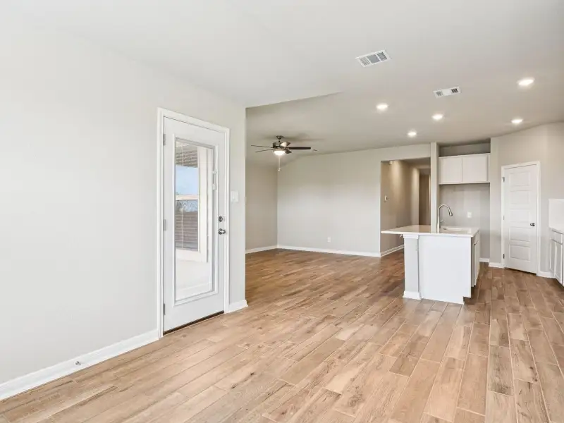 Spacious, unfurnished interior of a new home in Comanche Ridge, San Antonio (Image 16).