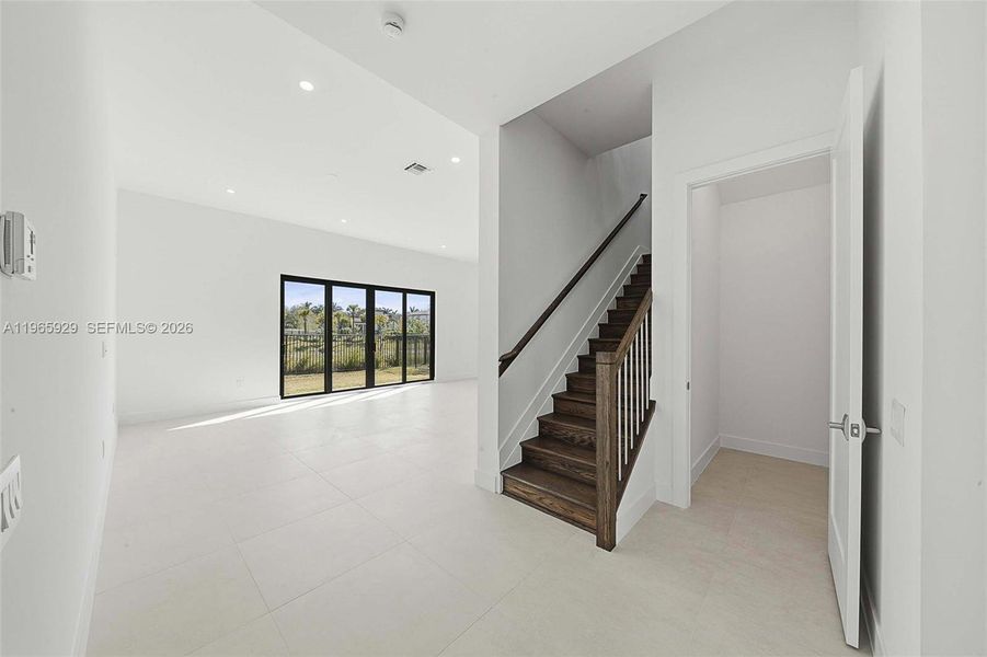 Spacious, unfurnished interior of a new home in , Hollywood (Image 73).