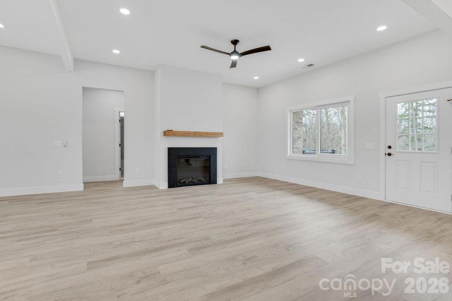 Spacious, unfurnished interior of a new home in , Dallas (Image 38).