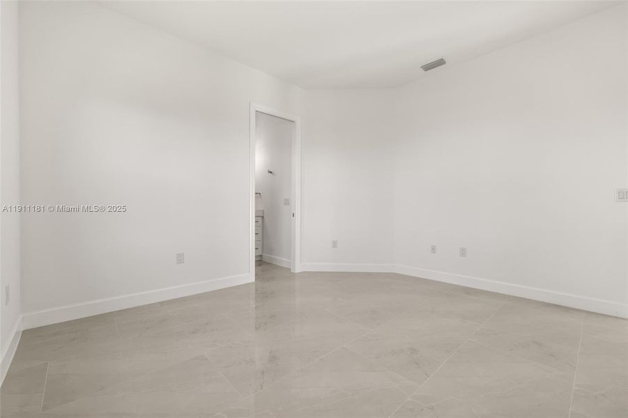 Spacious, unfurnished interior of a new home in , Fort Myers (Image 23).